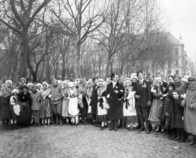 Metz après le 11 novembre 1918, jeunes femmes lorraines, étudiants et soldats français.