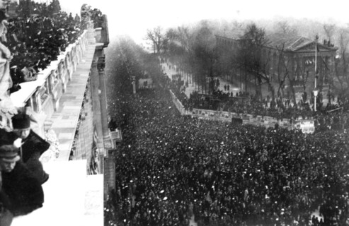 - Le retour de l'Alsace et de la Lorraine à la France célébré à Paris en Novembre 1918 - La foule ,