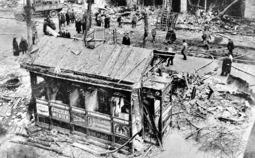 Les bombardements aériens de Paris en 1918 rue de Rivoli n° 14 par avion ( torpille de 300 kilm )