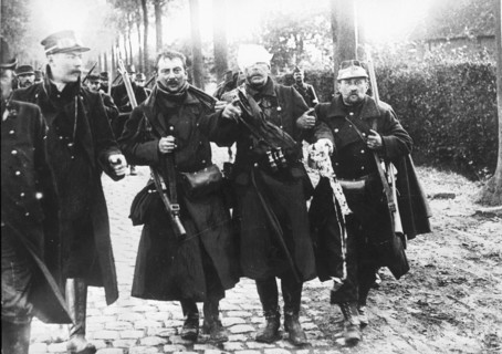 SOLDATS BELGES REVENANT DE LA LIGNE DE DEFENSE D'ANVERS 1914 - En octobre 1914, après la défense