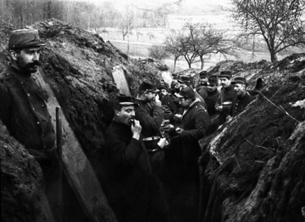 RAVITAILLEMENT DES SOLDATS SUR LA LIGNE DE FEU - En janvier 1915, dans une tranchée du front de