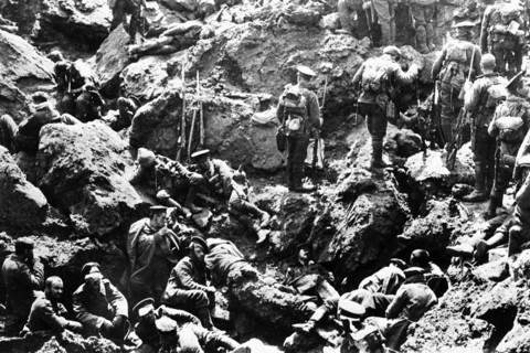 CRATERE APRES L'EXPLOSION D'UNE MINE EN FLANDRE - En 1915, en Flandre belge, des "Tommies"