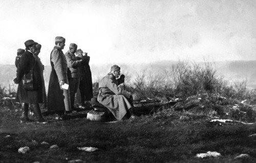 En décembre 1914, sur le front de l'Est en Serbie, le roi PIERRE Ier DE SERBIE observe d'une