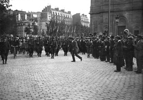 La mobilisation à Paris en août 1914: le départ d'un régiment - En août 1914 à Paris, aux premiers