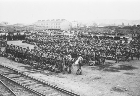 En octobre 1915, arrivée à Salonique des premiers contingents français et britanniques. Les troupes