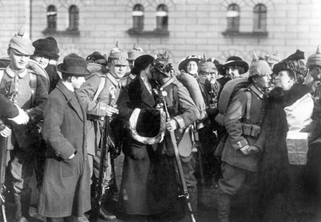 Les adieux de soldats allemands partant sur le front - Début août 1914 à Berlin, soldats allemands
