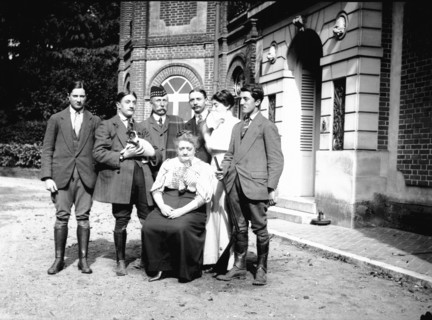 Types et physionomie en France au début du XXème siècle.  Famille bourgeoise avant la guerre de