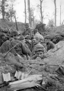 La première guerre mondiale. Dans la grande tranchée de Calonne en juillet 1915, une escouade de