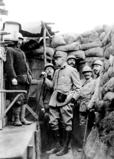 A 60 mètres d'eux sous l'uniforme français celui qui avant la guerre avait déjà l'honneur de leur