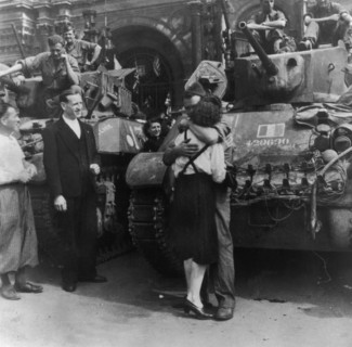 En août 1944, à la Libération de Paris, alors qu'on assiste à des scènes de liesse dans toute la