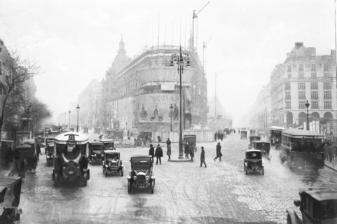 La fourche du boulevard des Italiens (àg) et du boulevard Haussmann (àd) vue du boulevard