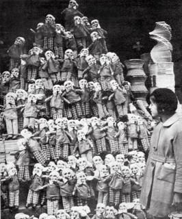 Les vitrines des grands magasins parisiens remplies de jouets pour le noël de l'année 1933