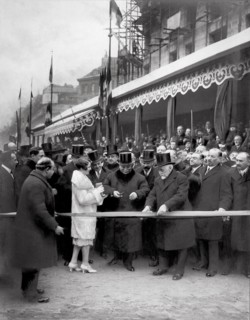 Achèvement des travaux sur le boulevard Haussmann en 1927