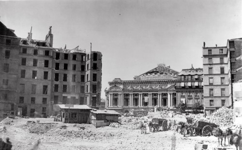 Les travaux du baron Haussmann à Paris vers 1868. Le percement vers 1868, de la butte des Moulins