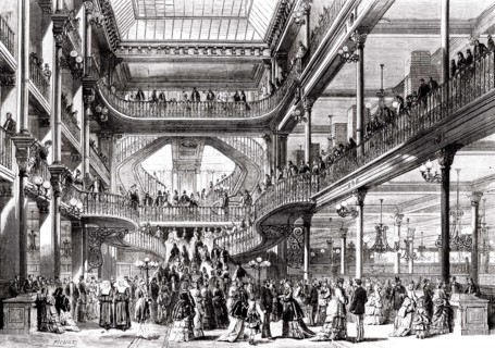 Vue en 1872 du grand escalier des magasins du Bon Marché à Paris, après l'achèvement des travaux