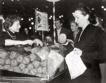Les grands magasins à Paris : les Galerie Lafayette. En mars 1952, pour combattre l'inflation et la
