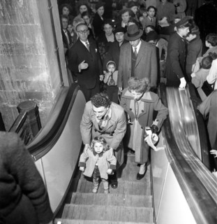 Les grands magasins à Paris : les Galerie Lafayette. L'inauguration de nouveaux escalator aux