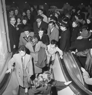 Les grands magasins à Paris : les Galerie Lafayette. L'inauguration de nouveaux escalator aux