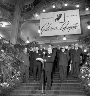Les grands magasins à Paris : les Galerie Lafayette. L'inauguration de nouveaux escalator aux