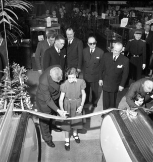 Les grands magasins à Paris : les Galerie Lafayette. L'inauguration de nouveaux escalator aux