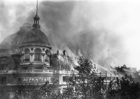 Paris octobre 1521 l'incendie des nouveaux magasins du " Printemps ", du haut de leurs grandes