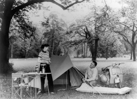 En 1955, un couple campe au milieu d'un champ. Ils disposent de tous les objets qui caractérisent