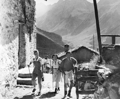 En juillet 1947, en Haute-Savoie (France), ces randonneurs quittent Tralognan-Tarentaise pour