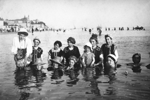 Vers 1900-1910, baigneurs dans les environs de Marseille.