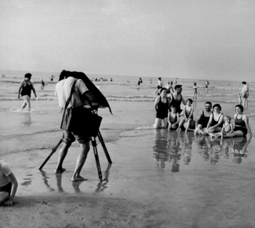 Eté 1951, sur la plage de Deauville, un photographe de plage prend en photo un groupes de baigneurs