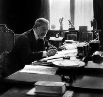 En janvier 1930, à Paris, Emile HENRIOT, dessinateur depuis 1890 au journal L'ILLUSTRATION