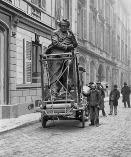 En février 1902, à Paris, la statue de Victor Hugo réalisée par le sculpteur Barrias est