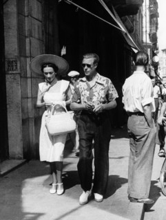 Années 1940 en Italie, le duc et la duchesse de Windsor se promenant dans les rues de San Remo où