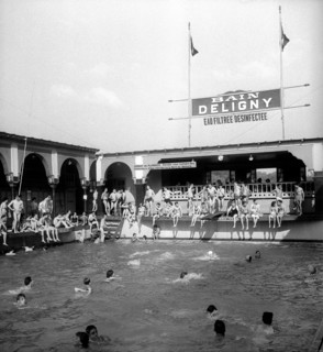 En août 1949, poussés par les grandes chaleurs estivales, les parisiens investissent la piscine