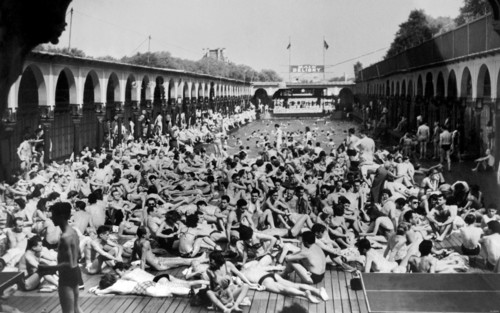 Le 10 mai 1952, à Paris, avec l'arrivée des premiers rayons de soleil, une foule de parisiens