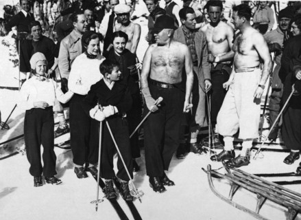 Le Duce avec son fils Romano passe ses vacances à skier torse nu, dans les montagnes autour de Rome