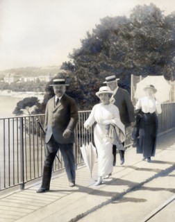 M et Madame Poincaré en promenade sur la route de la corniche, entre Eze et Beaulieu, Avril 1914 -