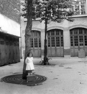 Ecolière dans la cour en septembre 1950