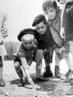 Ecoliers jouant aux billes, en 1954