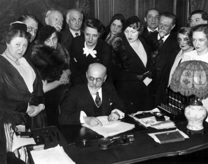 Emile Fabre entouré de sociétaires et pensionnaires de la Comédie Française