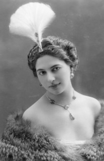 Mata Hari (1876-1917) Fille d'un marchand hollandais et d'une javanaise, elle épouse un capitaine