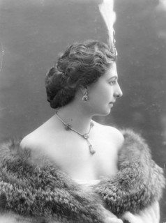Mata Hari (1876-1917) Fille d'un marchand hollandais et d'une javanaise, elle épouse un capitaine