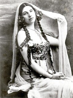 Mata Hari (1876-1917) Fille d'un marchand hollandais et d'une javanaise, elle épouse un capitaine