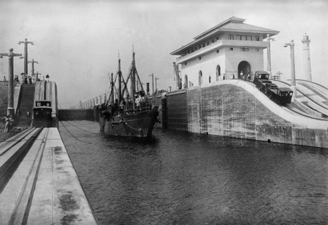 Lors de l'ouverture du canal de Panama le 7 juin 1914 et avant le passage de cinq sous-marins de