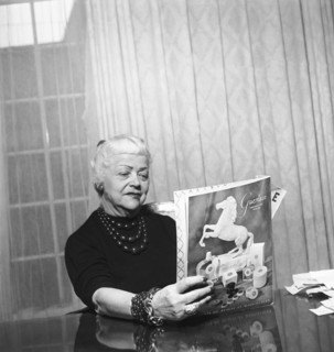 Portrait en janvier 1953 de la créatrice de mode Nina RICCI lisant un numéro de France-Illustration