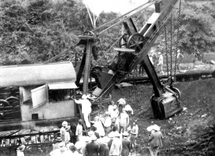 Le président des Etats-Unis à Panama : M.Roosevelt monte sur un excavateur à vapeur. Décembre 1906