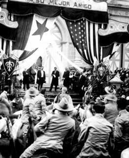 Le président des Etats-Unis à Panama : à Panama, devant la cathédrale, M.Roosevelt harangue les