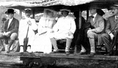 Le président des Etats-Unis à Panama : M.Roosevelt et sa femme visitant les chantiers sur une