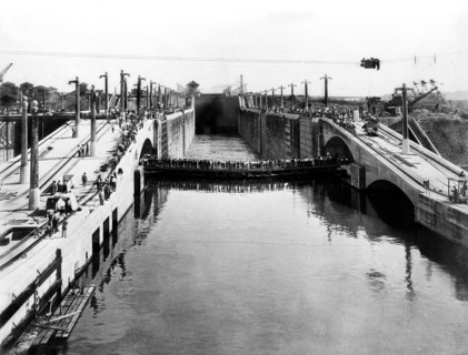 Canal de Panama. Canal reliant le Pacifique à l'Atlantique long d'environ 80 KM. Le percement de l'
