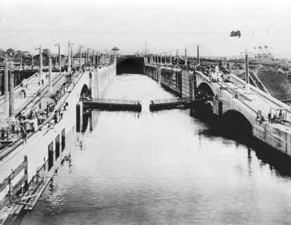Canal de Panama. Canal reliant le Pacifique à l'Atlantique long d'environ 80 KM. Le percement de l'