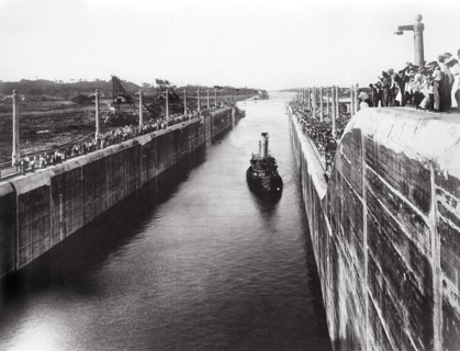 Canal de Panama. Canal reliant le Pacifique à l'Atlantique long d'environ 80 KM. Le percement de l'
